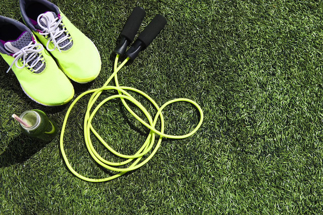 Running-shoes,-jump-rope-and-drink-bottle-with-green-juice